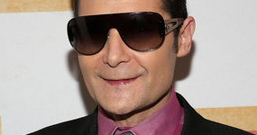 Corey Feldman dice que lo apuñalaron, intento de asesinato! WTF?