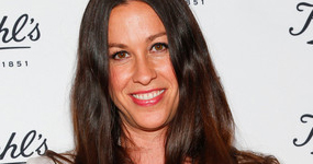 Alanis Morissette se ve diferente! OMG!