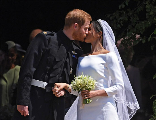 meghan markle prince harry kiss wedding