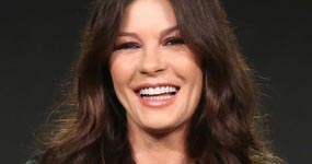 Catherine Zeta-Jones harta de disculparse por ser rica y hermosa