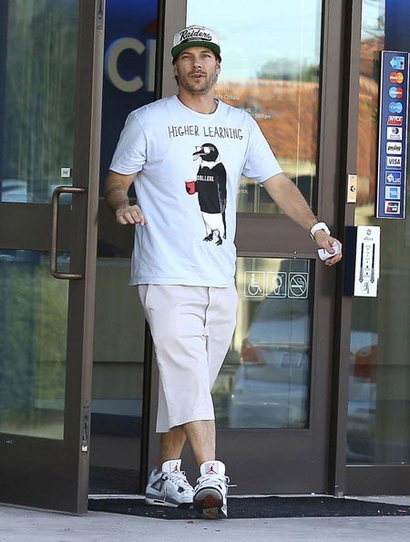 Kevin Federline Leaves Bank 2014