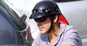 George Clooney tuvo accidente en moto en Italia