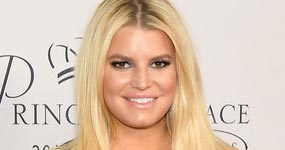 Jessica Simpson gasta fortuna en comida para llevar! LOL!