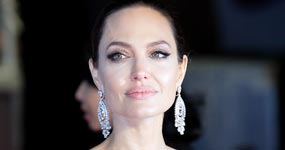 PageSix: Angelina Jolie ya no es santa. Plus! Dejó a Laura Wasser!