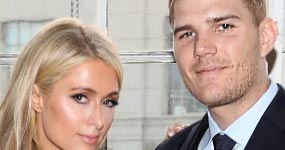 Paris Hilton cambia la fecha de su boda