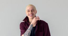 Pete Davidson dice que solo paga la comida con Ariana Grande