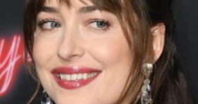 Dakota Johnson muy feliz de salir con Chris Martin