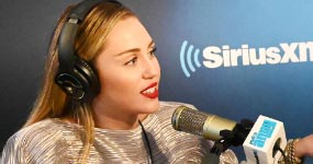 Miley Cyrus vuelve a fumar hierba por su mamá Tish