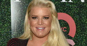 Jessica Simpson rompió la tapa del inodoro LOL!