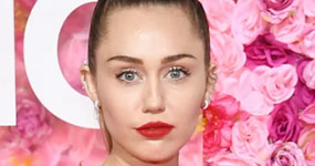 Miley Cyrus va al estreno de la película de Liam Hemsworth en su nombre