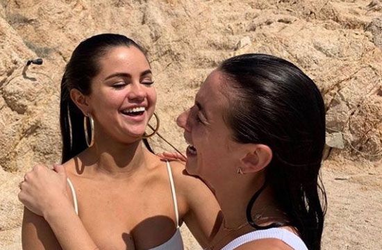 selena smiling bikini pics