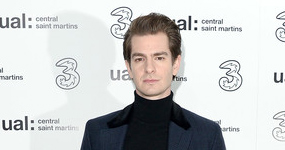 Andrew Garfield saliendo con Aisling Bea, termina con Rita Ora