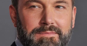 Ben Affleck defiende su horrible tatuaje de ave fénix