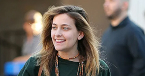 Paris Jackson sonriente con su novio tras hospitalización