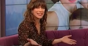 Milla Jovovich todavía duerme con sus hijas