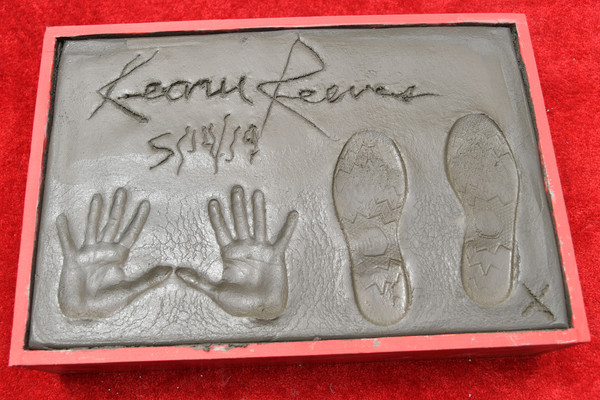 Keanu Reeves Keanu Reeves Places Hand Prints TLC chinese