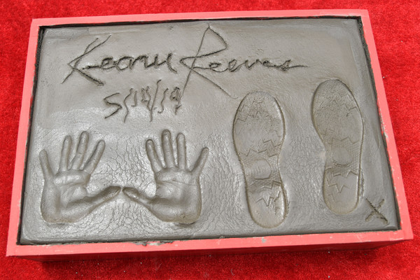 Keanu-Reeves-Keanu-Reeves-Places-Hand-Prints-TLC-chinese.jpg