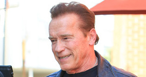 Patearon por la espalda a Terminator! Schwarzenegger agredido en África