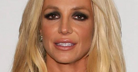 Britney sale de la corte descalza. Juez ordena evaluación