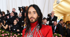 Jared Leto con su cabeza en el Met Gala 2019