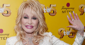 Dolly Parton duerme maquillada en caso de emergencia LOL!