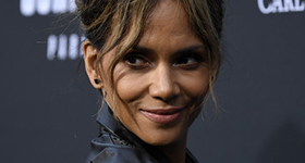 Un hombre trata de robarle la casa a Halle Berry, literalmente!