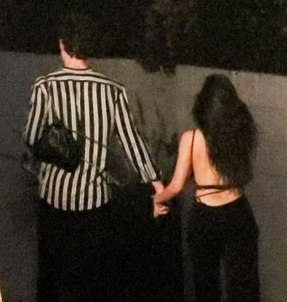 camila shawn de la mano