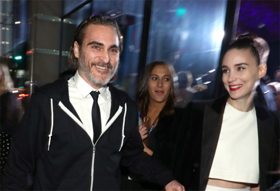 joaquin phoenix rooney mara event