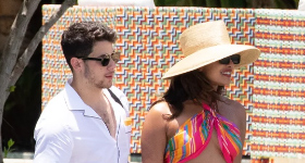 Nick Jonas y Priyanka Chopra en bikini en la playa