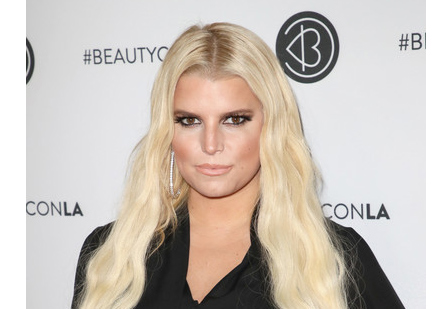 jessica simpson criticada por pintar cabello hija