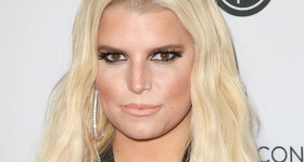 Critican a Jessica Simpson por pintar el cabello de su hija