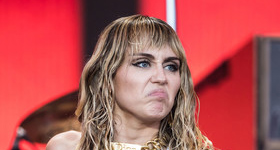 Miley Cyrus desatada con Kaitlynn Carter