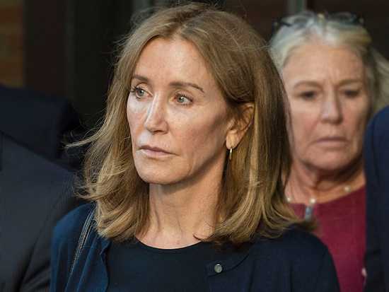 felicity huffman se presenta para cumplir sentencia