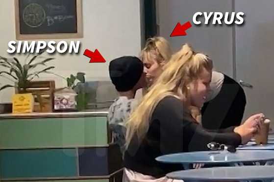 miley cyrus besando a cody.simpson