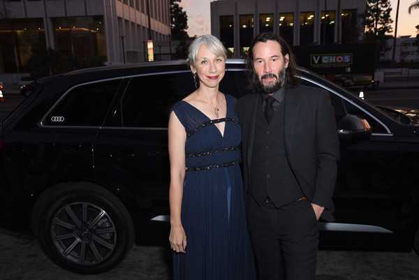 Keanu Reeves de la mano con Alexandra Grant