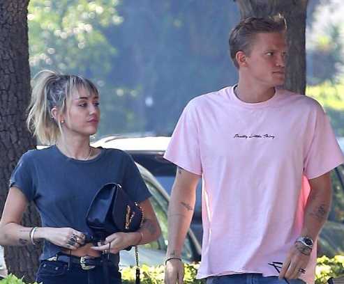 miley cyrus cody simpson juntos todavia