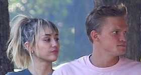 Miley Cyrus y Cody Simpson juntos y enamorados