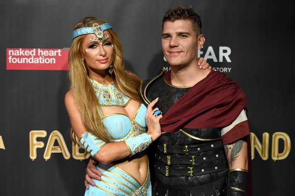 Paris Hilton no deja que su ex Chris Zylka entre a los clubes donde ella es DJ