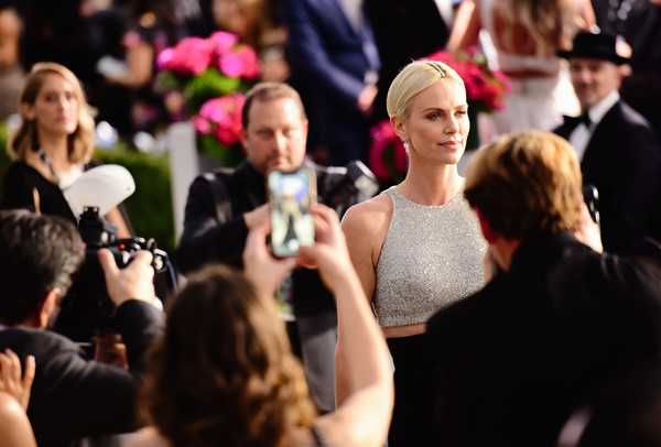 Charlize Theron llevó diamantes en su cabeza a los SAG Awards