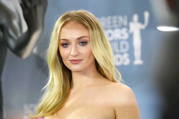 Sophie Turner pide trabajo por Instagram