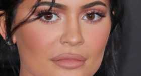 Kylie Jenner posó con pantuflas de mink y ayuda a Australia