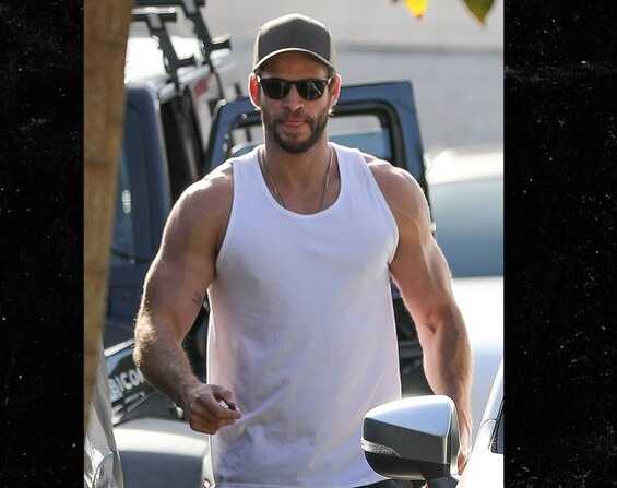 liam hemsworth musculoso