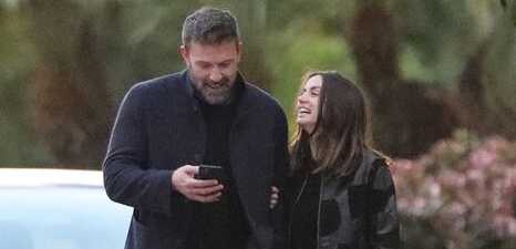 Ben Affleck y su novia Ana de Armas paseando al perrito