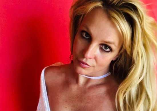 britney instagram fondo rojo