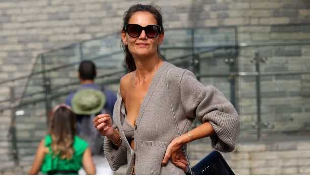 katie holmes foto viral hailing a cab manhattan