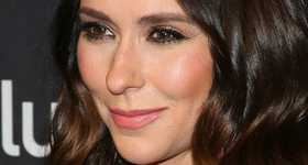 Jennifer Love Hewitt se pintó el cabello de rosado!