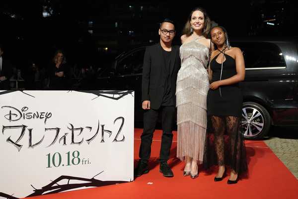 Angelina con su hijo Maddox y su hija Zahara