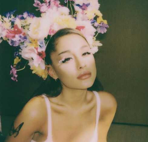 Ariana Grande celebró cumple 27 a lo Midsommar