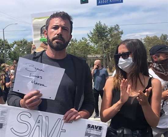 Ben Affleck y Ana De Armas en las protestas en Venice