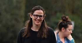 Jennifer Garner pasea a su gato en cochecito LOL!